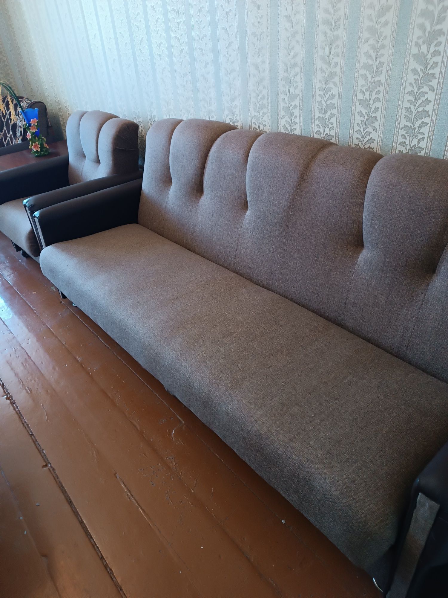 Продам мягкий уголок (диван и два кресла) б/у.