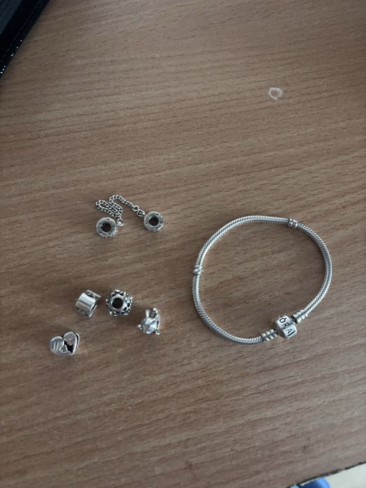 Гривна Pandora с талисмани, два клипса и предпазна верижка.