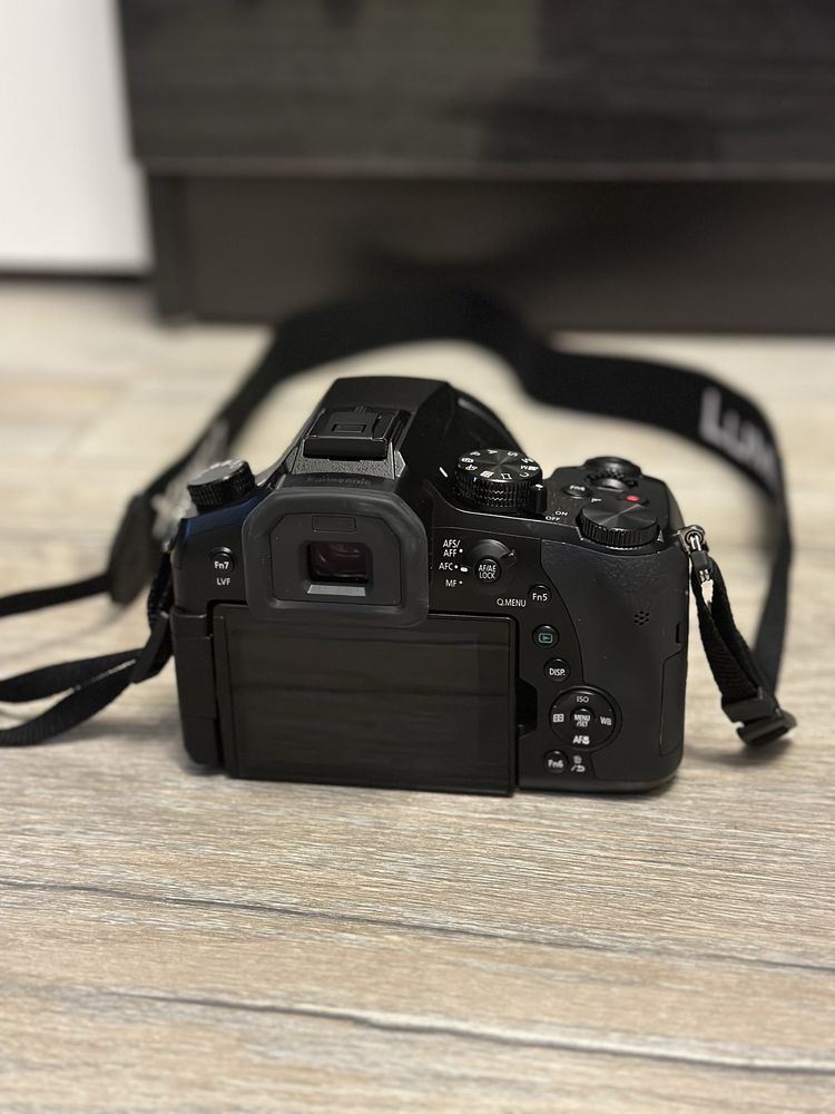 фотоапарат Panasonic LUMIX FZ2000