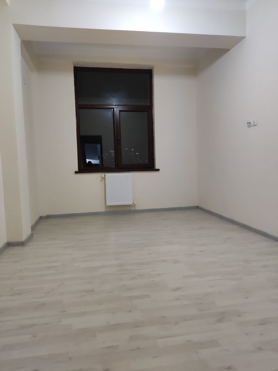 Yangi xayot Nur xayot 
1/8/10
300$ 
Pardasi bor Gilam Holodinik Kir mo