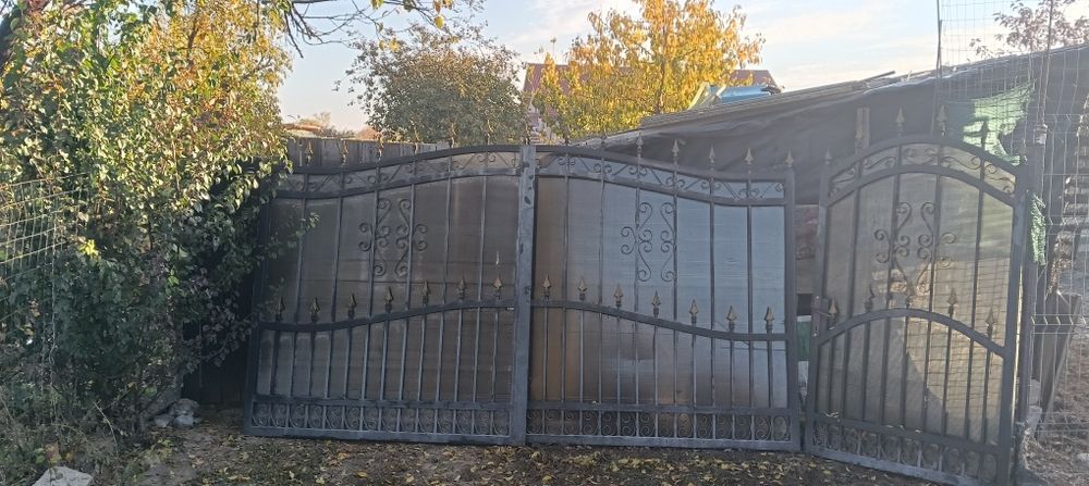 Porți metalice în stare buna,2 bucăți mari 3 m,și 1 poarta mica 1 m