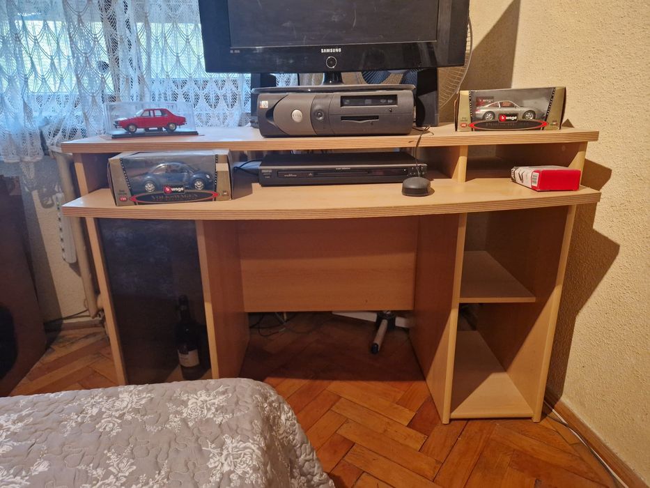 Vând birou  din lemn putin folosit