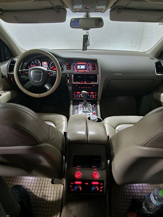 Audi Q7          .