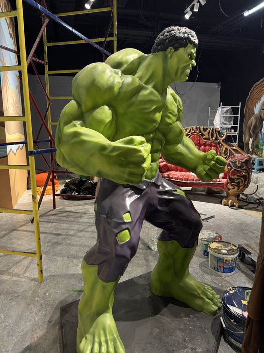 Халк статуя в бизнес