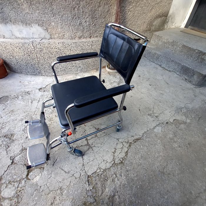 Санитарен стол за инвалиди