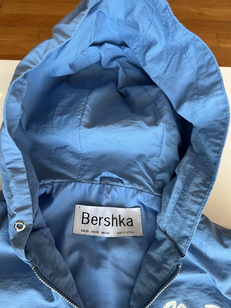 Ветровка яке Бершка размер xs отговаря за 11-12 г