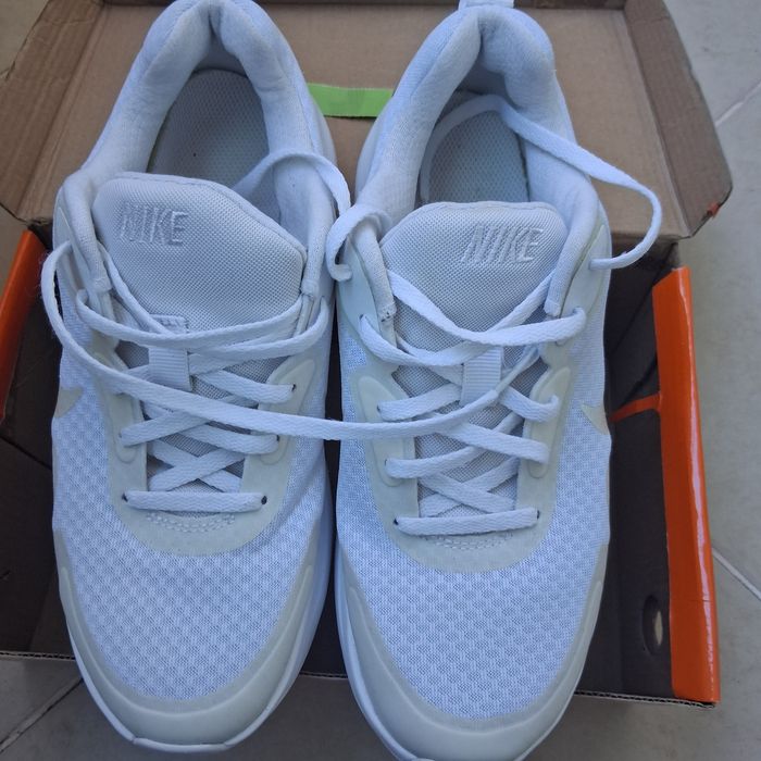 Дамски бели обувки на Nike