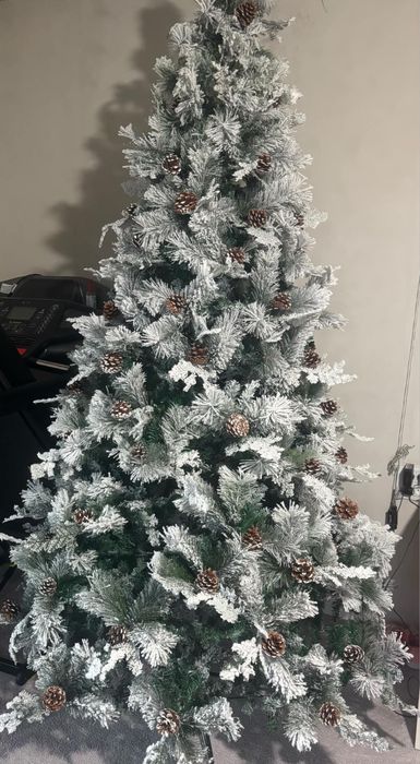 Brad artificial cu conuri si zapada!