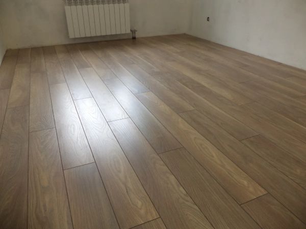 Укладка ламината, на пол и стены