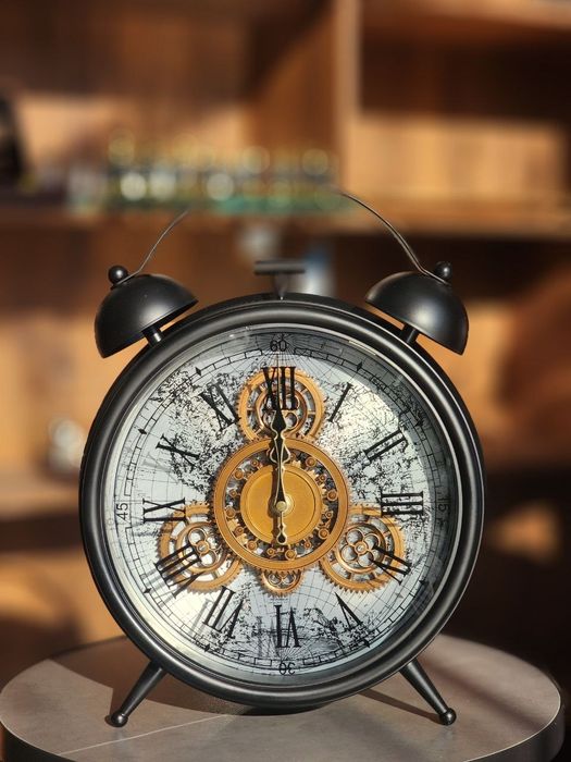 Настольные часы ретро с металлическим корпусом