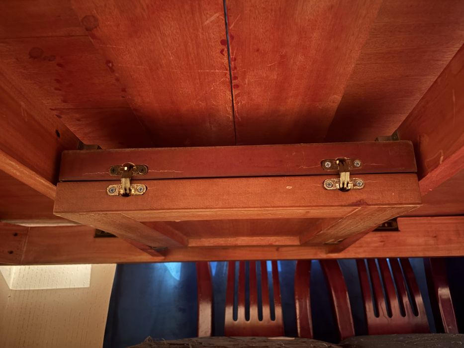 Продаетс стол со стульями