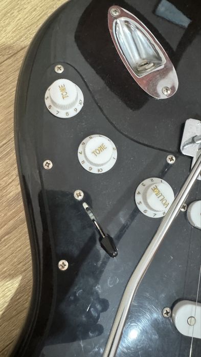 Vand chitara electrica Cliffton cu amplificator si pedala