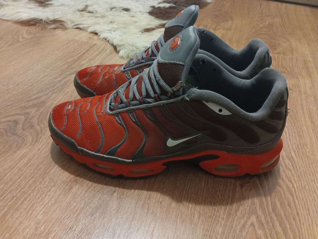 Nike tn red & black