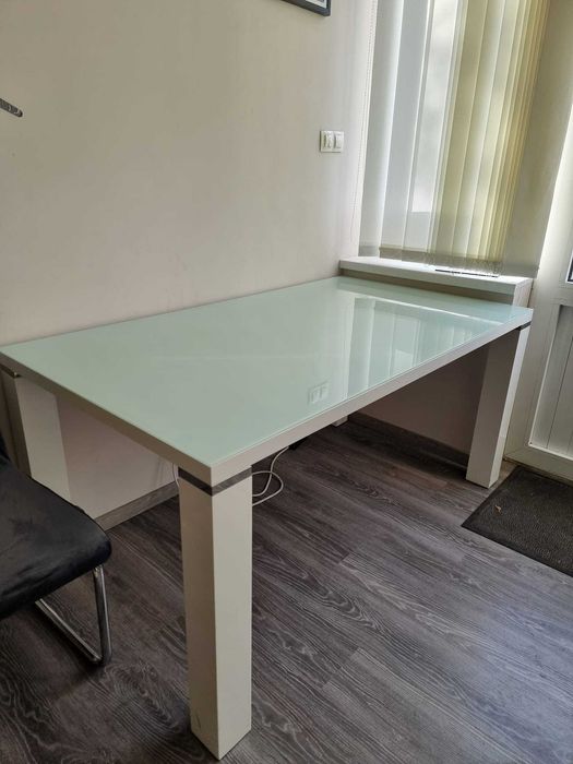 Продавам трапезна маса