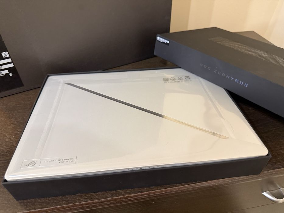 Продам новый Ноутбук ASUS ROG Zephyrus G14 GA403WR, 2025 года
