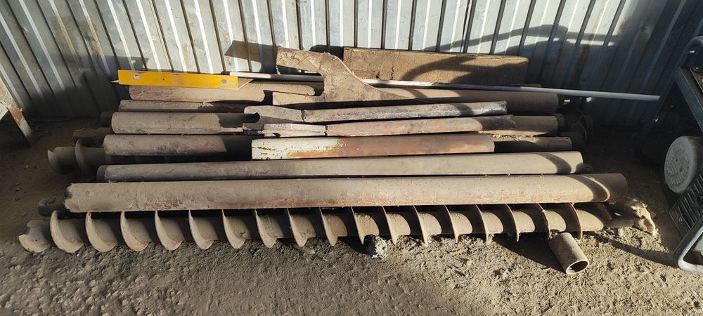 Комплект буровых труб со шнеками и колонковым долотомом