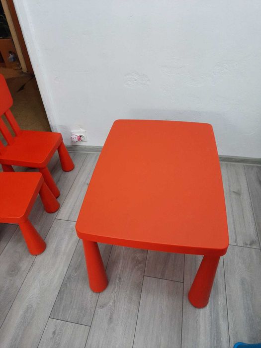 Masa ikea cu 2 scaune si ansamblu depozitare jucarii + cutii