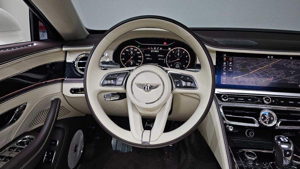 Bentley Flying Spur 4.0 Azure — 2024 год