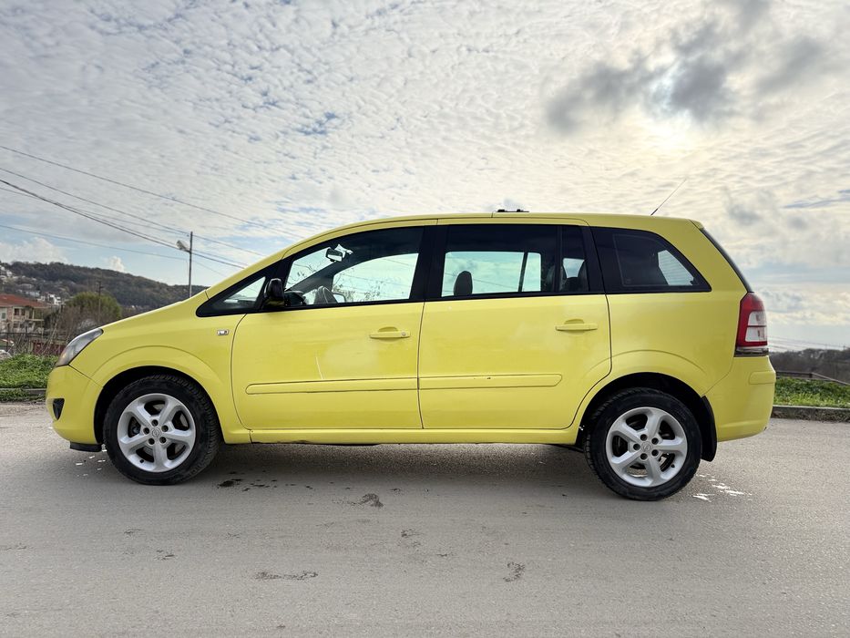Opel Zafira 1.6 Газ-Бензин 7 Места Климатроник Зимни гуми Кожен салон