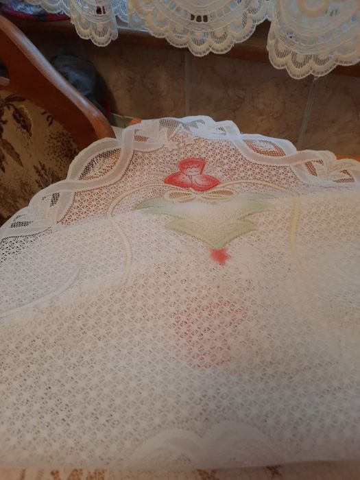 Fata de masa din dantela