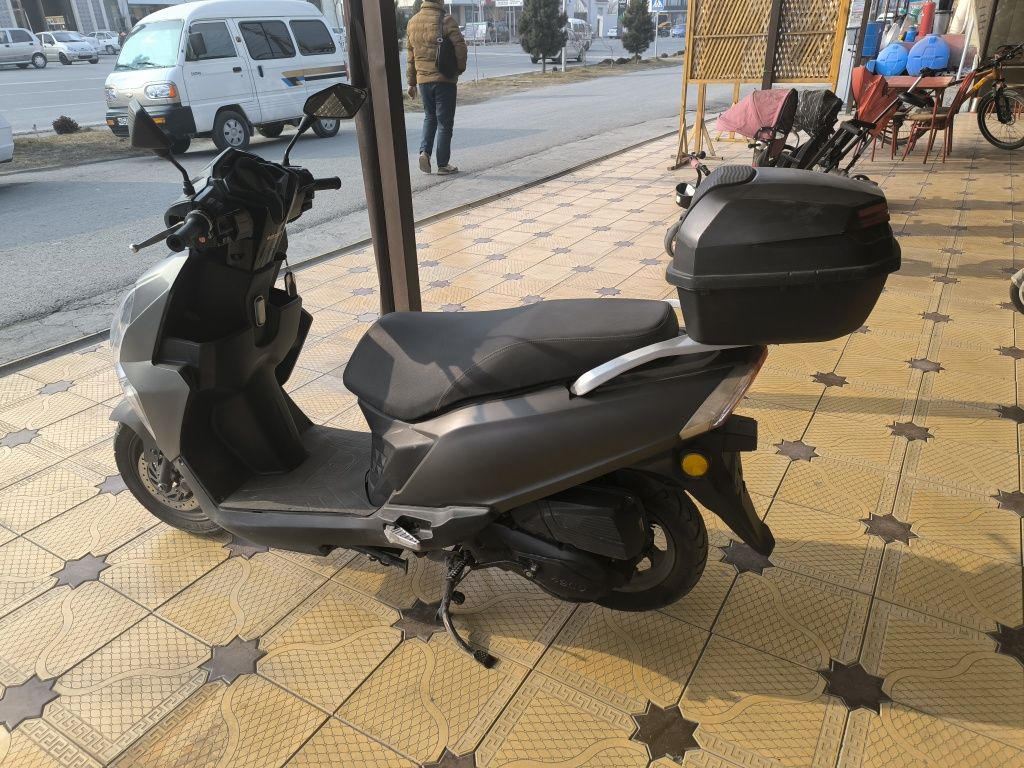 Benzinli sukuter