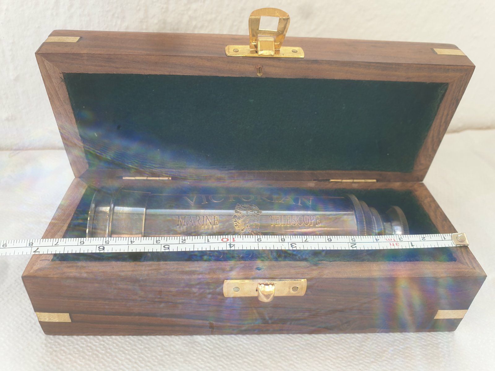 Далекоглед от бронз в дървена кутия с ретро дизайн