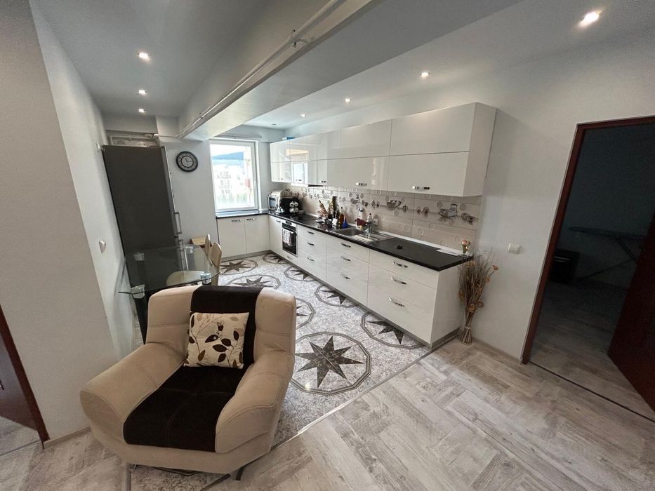 Imchiriez apartament pe termen lung in partea de sus a orasului