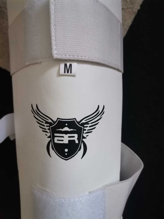 Tibiere si botosei karate albe si rosii