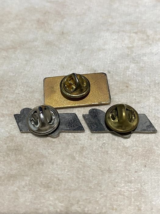 Знаки и значки на лацкане