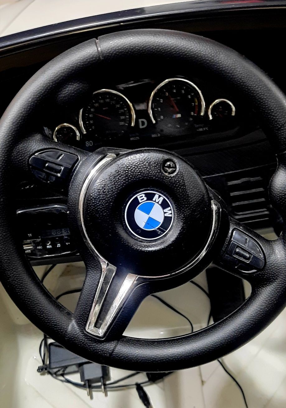 Vând mașinuța electrica BMW X6M