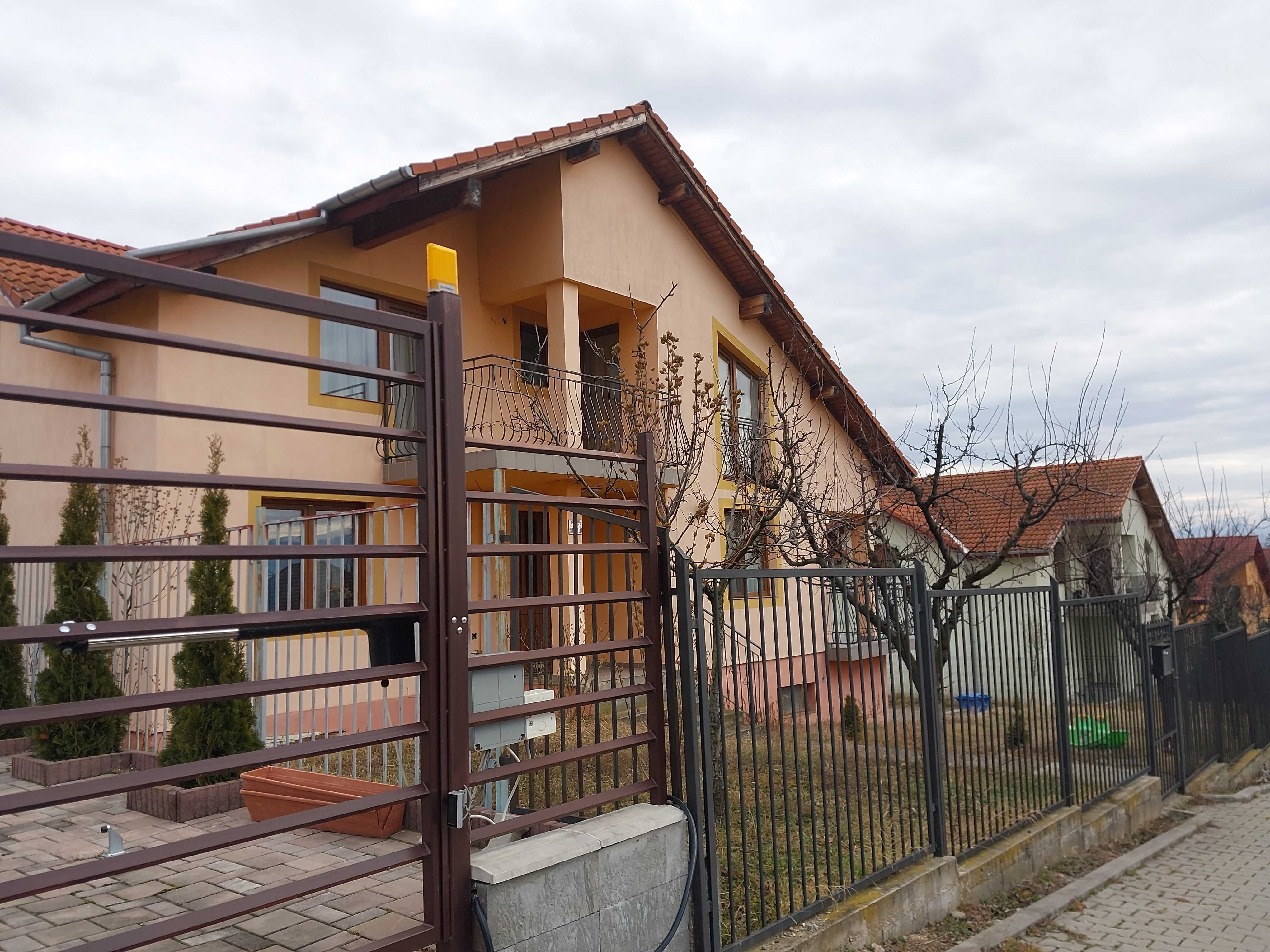 inchiriez casa in sibiu 4 camere, living mare spatios, 3 nivele, garaj