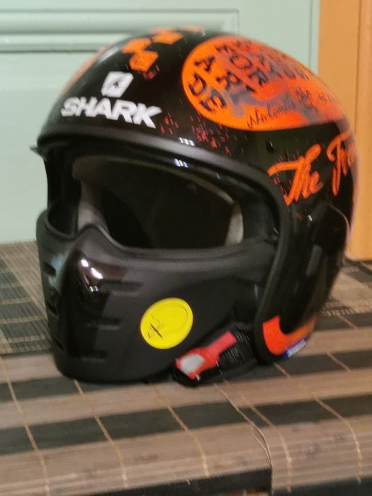 Vând casca moto Shark carbon