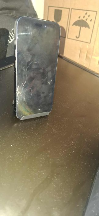 iPhone 15 display fisurat