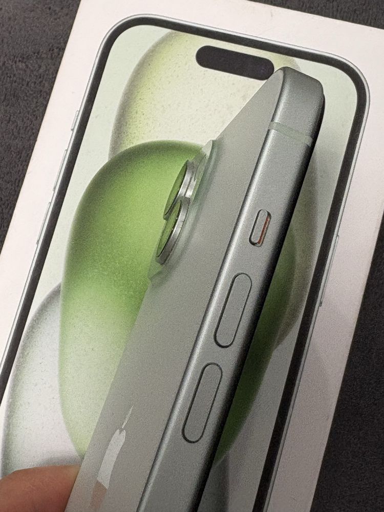 iPhone 15 256GB зеленый
