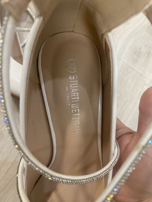 Белые туфли на каблуках