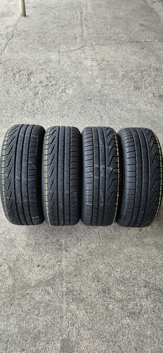 4 anvelope iarna ca si noi Pirelli 235/55/18.Pretul este pe bucata.