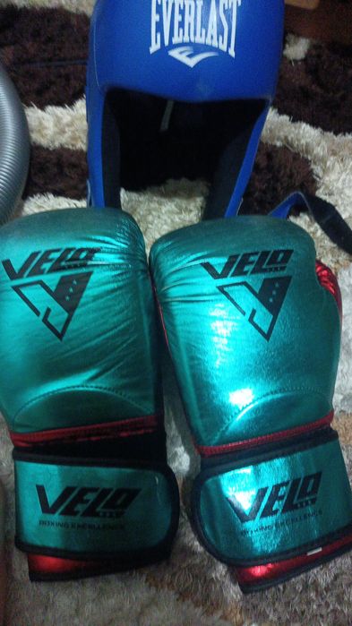 Продается шлем перчатки и боксерки