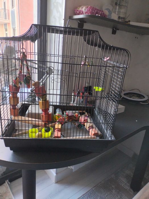 Клетка для попугаев с игрушками