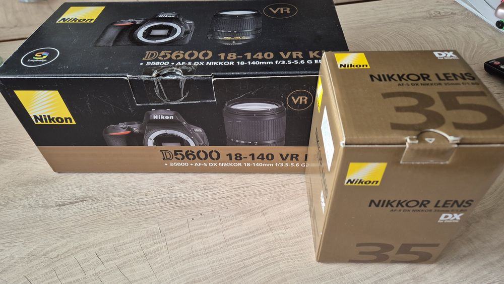 Nikon D5600 с два обектива