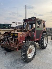 Dezmembrez tractor Renault 551.4