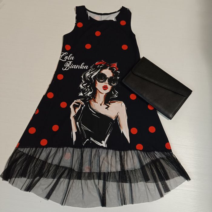 Черна рокля с червени точки