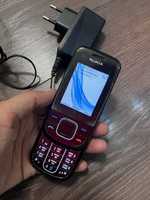 Телефон Nokia с зарядкой