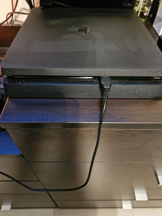 Продавам! PS 4 - 1 TB