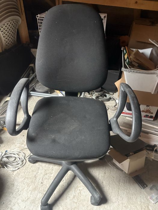 Vand scaune de birou