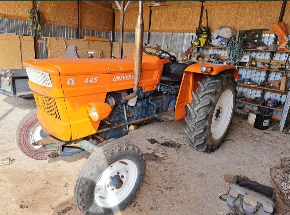 Tractoras Universal 445 Belgia