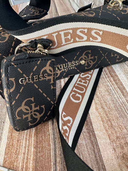 Оригилна дамска чанта Guess