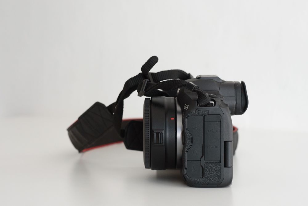 Фотоапарат Canon R5 тяло, само 29 000 кадъра, адаптер Canon EF-EOS R