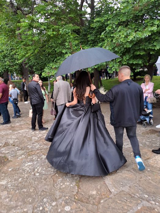 Черна бална рокля!