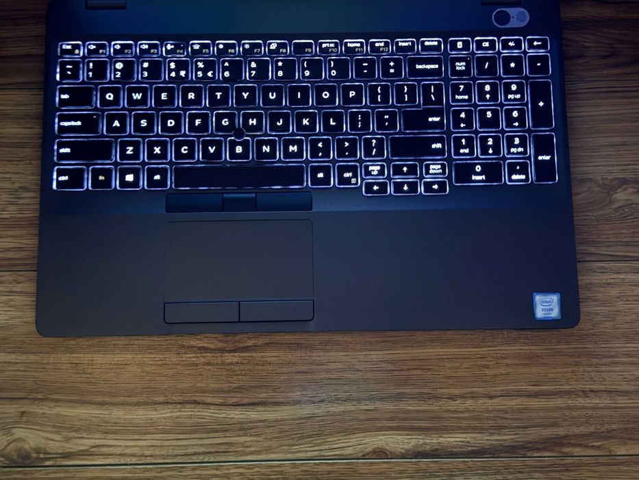 Dell Precision 3541`Xeon E-2276M/32GB DDR4/512GB SSD/Nvidia P620-4GB