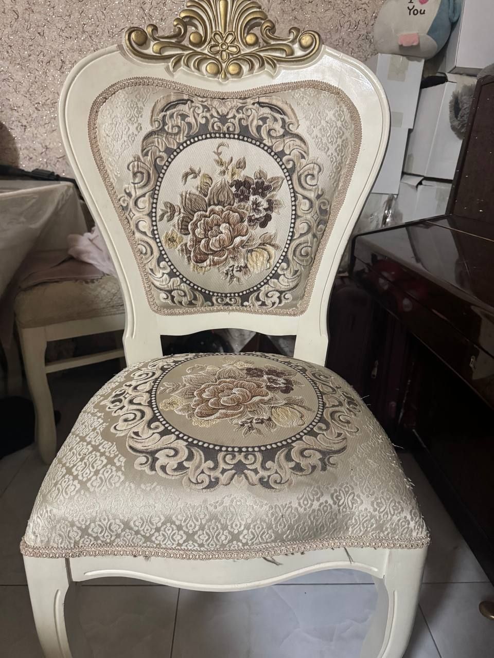 Срочно продам стол и 12 стульев.